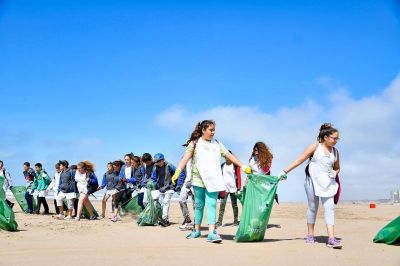 Alumnos de la Escuela N� 19 y el municipio, juntos en la limpieza de playas