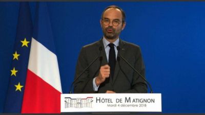 Jaqueado por las protestas, Macron frena la suba de impuestos al combustible