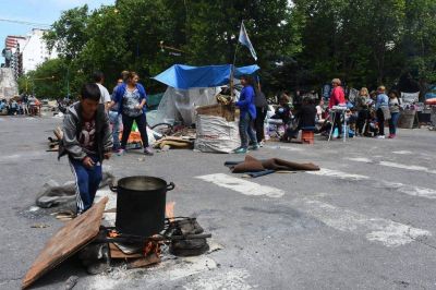 Las organizaciones sociales acordaron con el Ejecutivo y se levant� el acampe