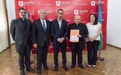 Tagliaferro y el Obispo Jorge V�zquez firmaron la escritura de la Catedral de Mor�n tras 288 a�os de espera