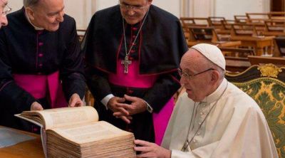 Un Papa escribi� en quechua, la visita de Francisco a la Biblioteca Vaticana