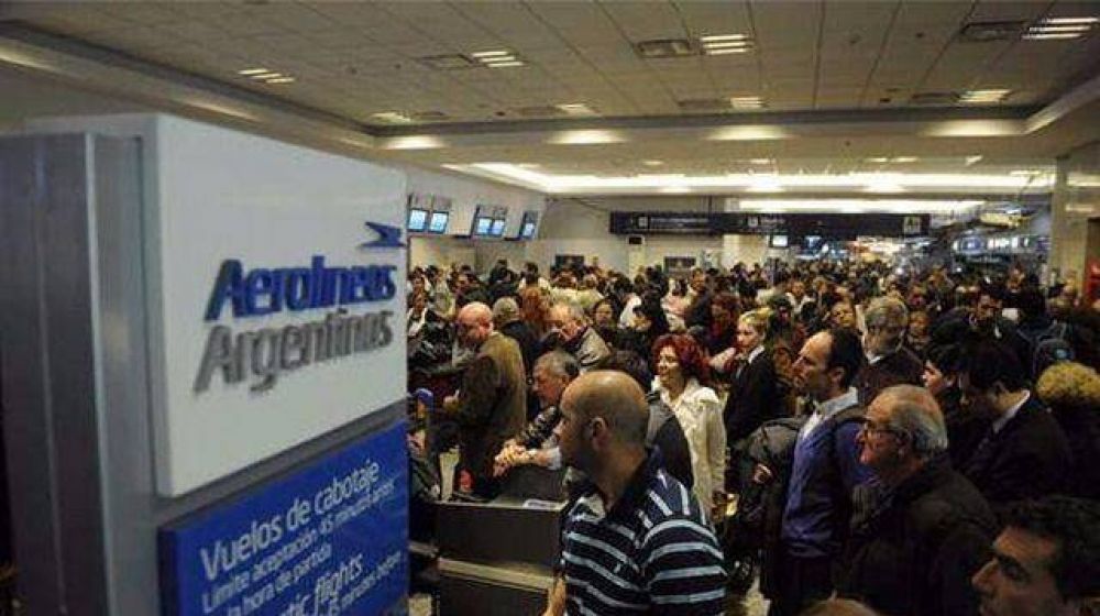 Baj la cantidad de pasajeros de Aerolneas Argentinas en noviembre y la empresa responsabiliz a los sindicatos