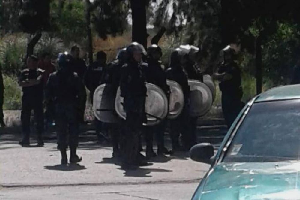 Trabajadores de Cresta Roja fueron reprimidos por la polica mientras reclamaban por ser reincorporados