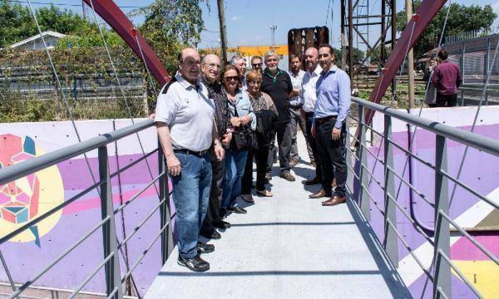 Tagliaferro recorri con los vecinos el nuevo puente peatonal de Haedos