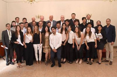Emotiva entrega de diplomas en la Ciudad a los flamantes ingenieros agrimensores