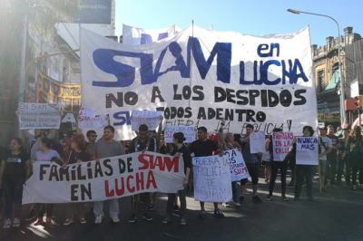 Trabajadores despedidos de SIAM cortan el Puente Pueyrred�n y piden al gobierno que interceda