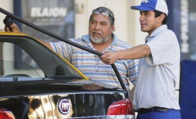 Otra vez podr�a subir la nafta por una medida del Gobierno