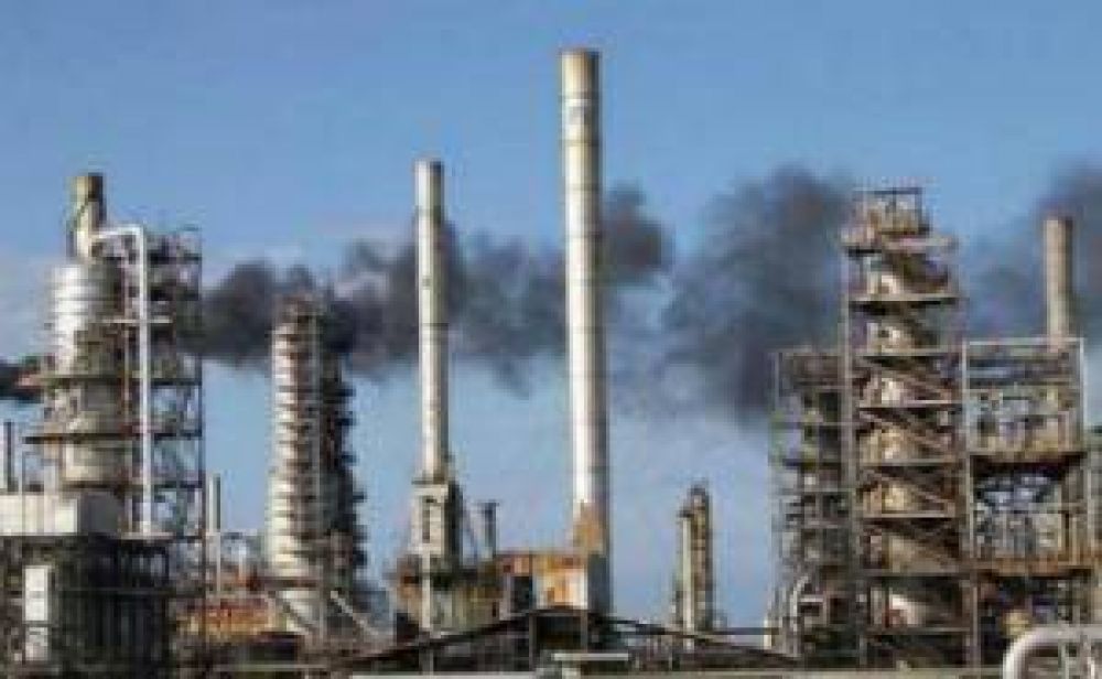 Petroleras negocian pagar menos por el crudo: puede haber otra baja de naftas