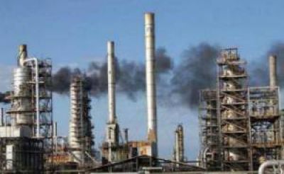 Petroleras negocian pagar menos por el crudo: puede haber otra baja de naftas