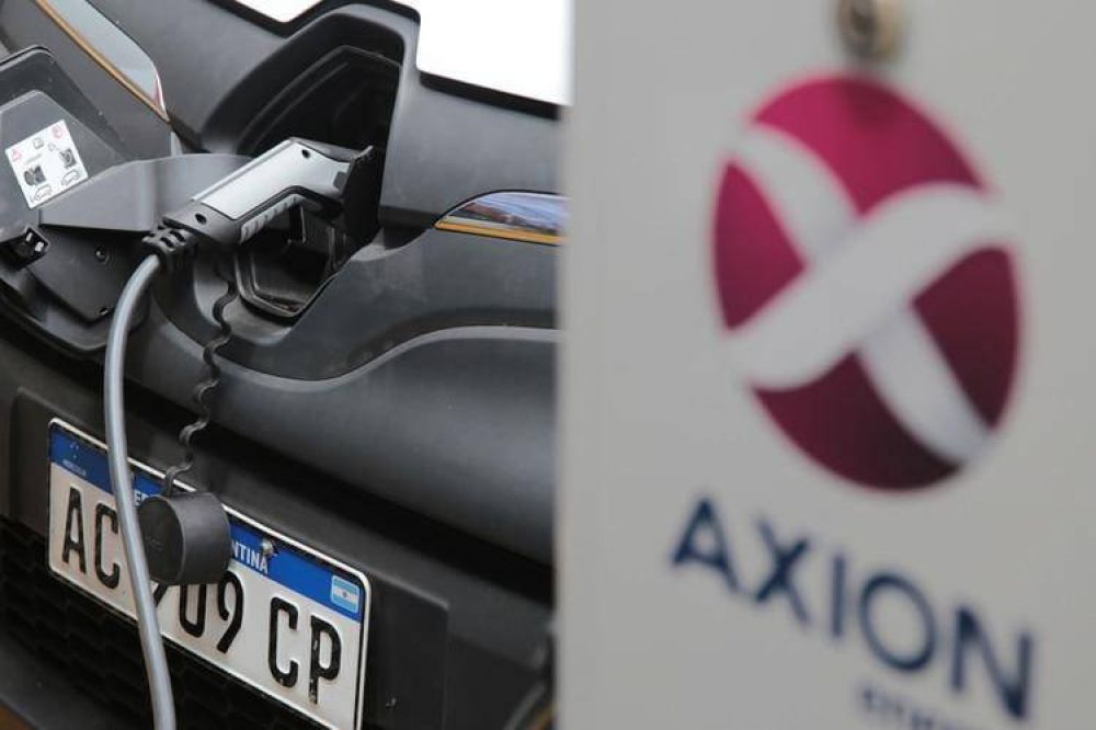 La petrolera Axion inaugur el primer cargador gratuito para autos elctricos