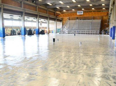 Ya se coloca el nuevo piso en el Polideportivo Municipal