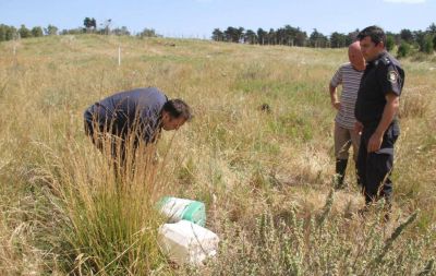 Olivares: La Polica Ambiental hall los bidones del ataque