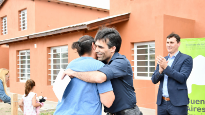 L�pez entrego viviendas