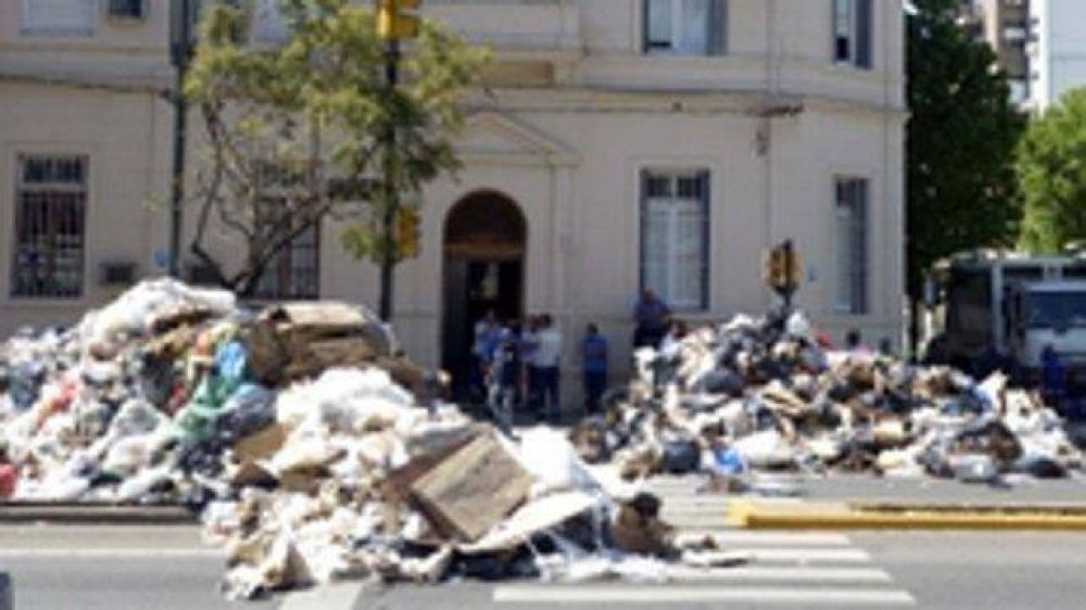 Los recolectores que arrojaron basura a la calle haran tareas comunitarias