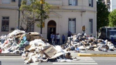 Los recolectores que arrojaron basura a la calle har�an tareas comunitarias