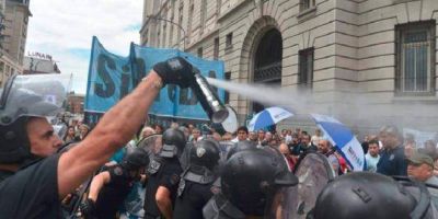 Brutal represi�n a trabajadores de prensa por parte de polic�a de Larreta frente al CCK