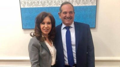Cristina Kirchner pos� para una foto que sacude al peronismo antes de la Navidad