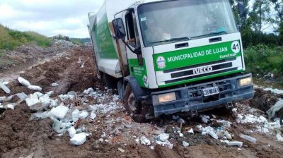 Un cami�n municipal se encaj� en el basural
