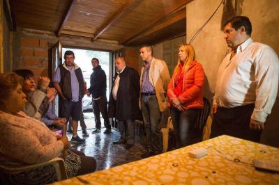 Arroyo dialog� con vecinos, recorri� un merendero y entreg� juguetes y libros