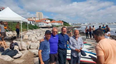 Obispo bendice a surfistas y sus tablas en Argentina