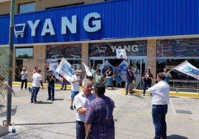 Protesta de mercantiles en un supermercado chino en Santa Teresita
