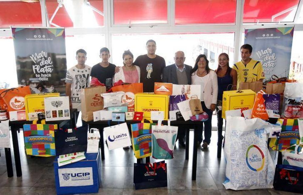 El Intendente Carlos Arroyo recibi a los Primeros Turistas del 2019