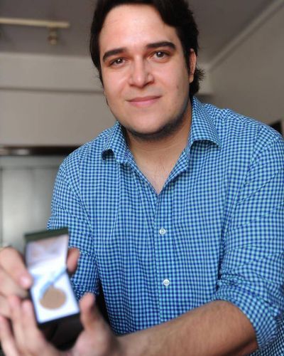 Egres� de Ingenier�a Qu�mica con 9,34 y recibi� una medalla de oro