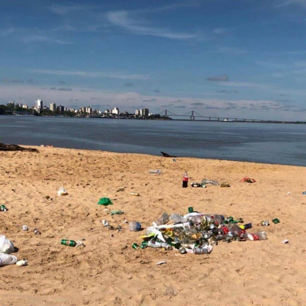 Malestar y reclamos vecinales por las pilas de basura dejadas en el banco de arena