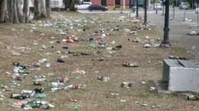 Festejo sin conciencia ambiental: Quienes recibieron el nuevo a�o en el Parque de Mayo dejaron un basural