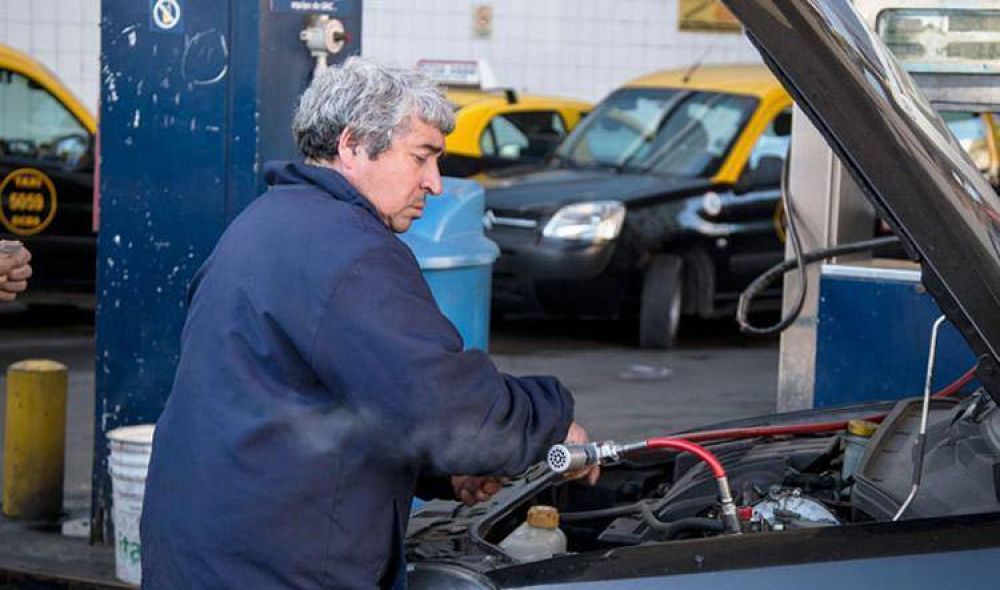Para bajar su precio, proponen que las estaciones de GNC paguen el gas como las compa��as el�ctricas