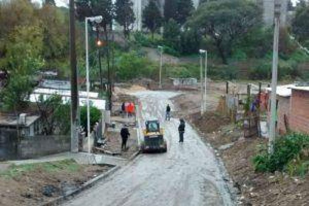 Pavimentacin, desages pluviales y nueva red de agua potable en barrio Las Flores