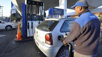 Golpe al bolsillo | Lopez propone subir la nafta