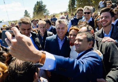 Estira Macri su estad�a en Cumel�n, salda viejas deudas en el sur y anticipa shock si es reelecto