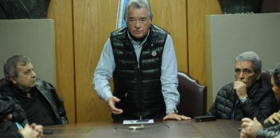 Luis Barrionuevo no invita a Hugo Moyano a su clsico asado: El est con las dos CTA