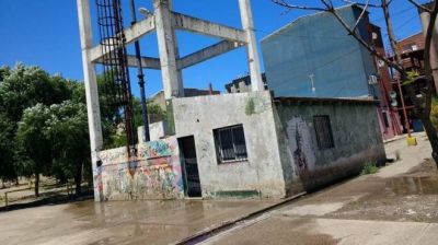 Millones de litros de agua potable se pierden en un barrio de Viedma