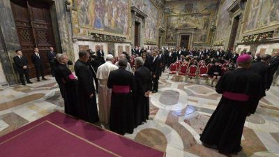 Papa a embajadores: favorecer la edificaci�n de sociedades pac�ficas