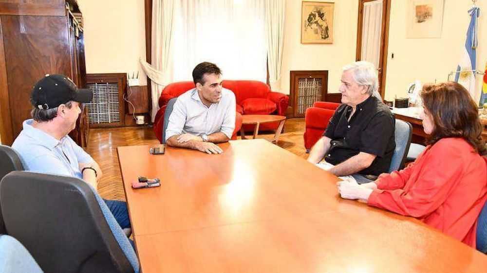 L�pez y Alejandro Fabbri compartieron una charla futbolera en el municipio
