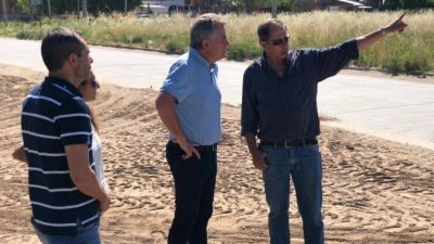 El intendente H�ctor Gay recorri� la obra de desag�es cloacales en el barrio El Porvenir