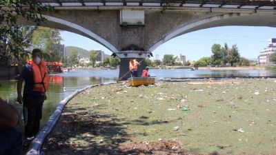 As� se trabaj� para remover la basura que contamina el lago San Roque