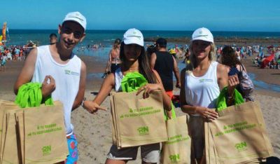 Con novedosa campa�a, buscan que haya menos basura en las playas
