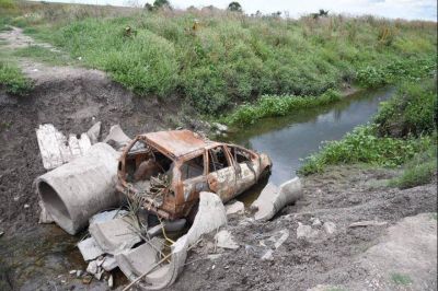Grave: Ahora utilizan un auto incendiado y rompen ca�os de gran porte para obstruir desag�e en La Plata y provocar inundaciones