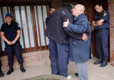 El Intendente Carlos Arroyo acompa�� a la familia de la Polic�a Local asesinada