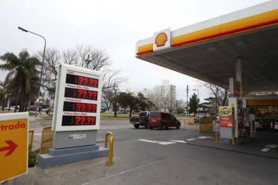 Una baja que no se nota: los consumidores ahorran sólo 16 centavos por litro de combustible