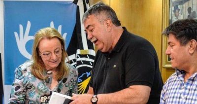�Somos una regi�n que es productora de energ�a y hoy hay pueblos que est�n sin luz�