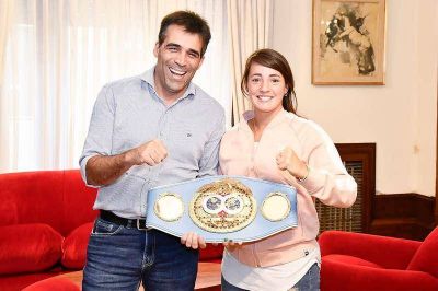 L�pez y Jota Guanini posaron con el cintur�n del t�tulo mundial