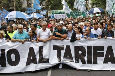 Marcha de los gremios opositores contra los aumentos de tarifas