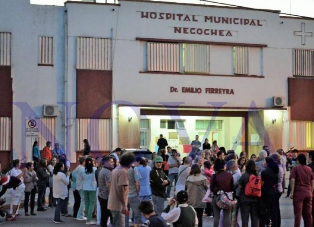 Necochea: con cara de piedra, funcionarios minimizan el colapso del hospital