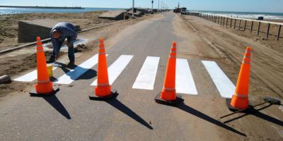 Puerto Quequ�n realiz� tareas de mantenimiento en la Escollera de Necochea2 fotos