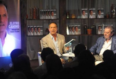 Scioli present� su libro y clam� por la unidad peronista 