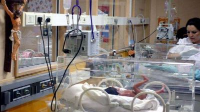 Detectan alta tasa de ces�reas y falencias en maternidades privadas